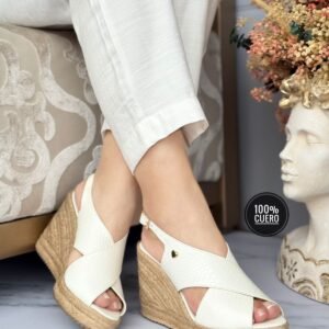 Sandalias en cuero con plataforma de yute 10 cm. Estilo, frescura y elegancia en un diseño cómodo y artesanal para mujer.